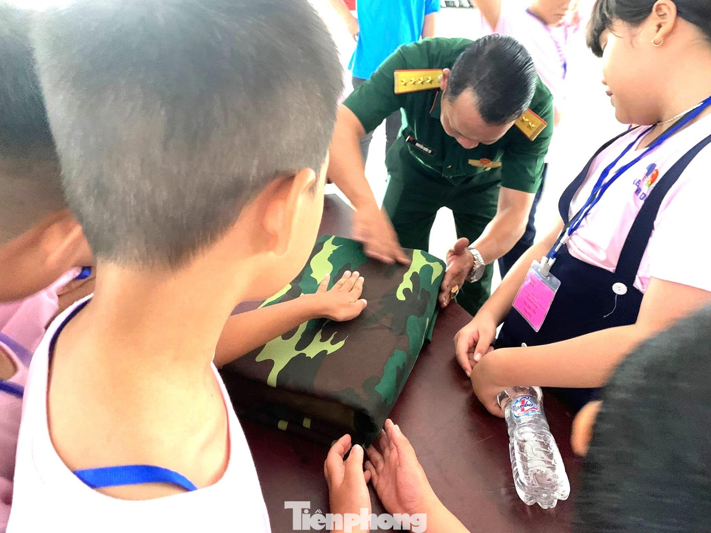 Các em thiếu nhi trải nghiệm một lần trở thành chiến sĩ quân đội