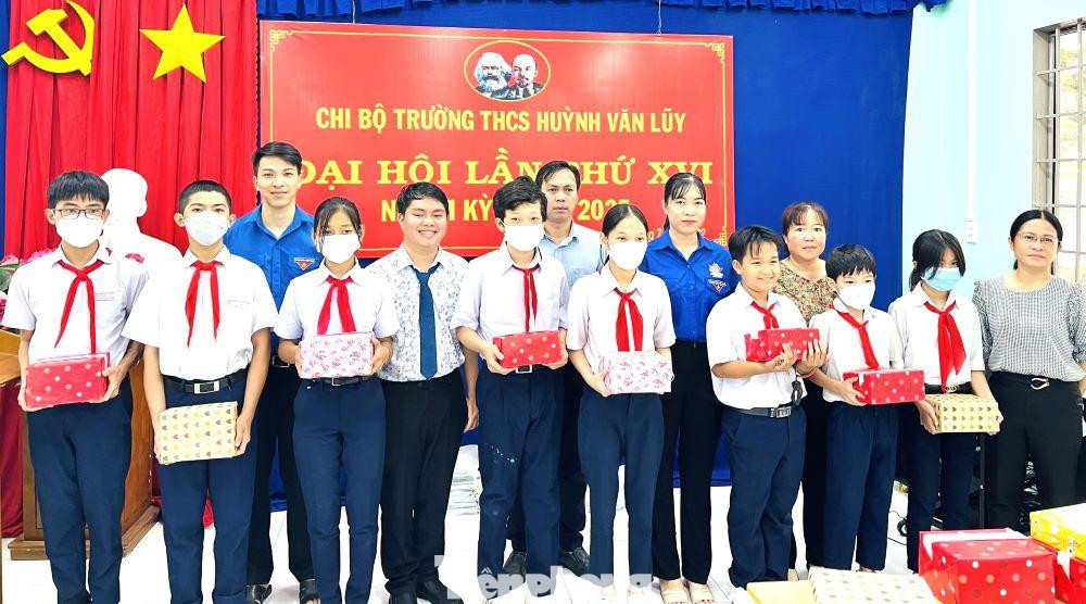 Trao quà cho các em học sinh trường THCS Huỳnh Văn Lũy Trao quà cho các em học sinh trường THCS Huỳnh Văn Lũy