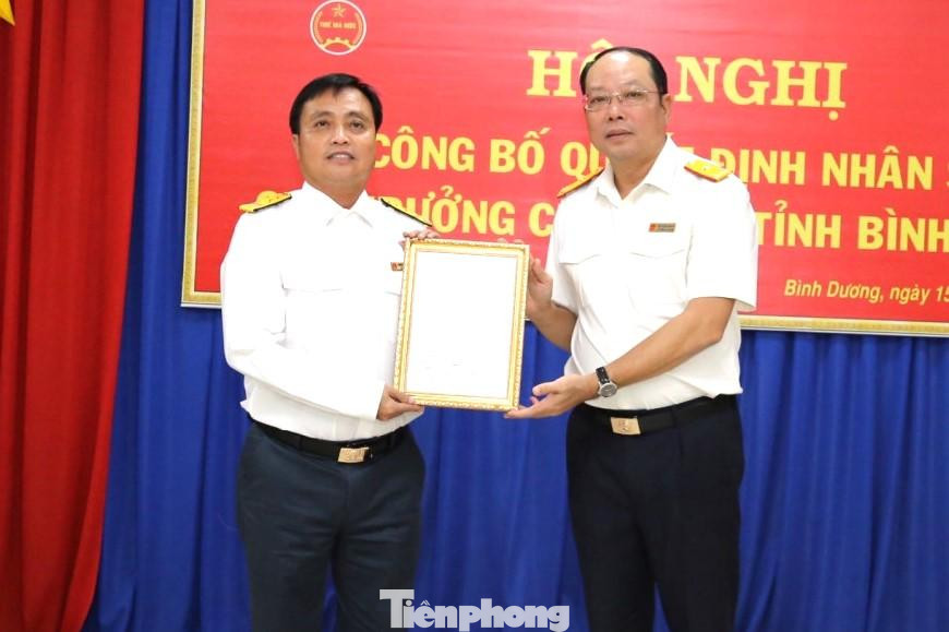 Ông Nguyễn Văn Công (trái) nhận Quyết định bổ nhiệm Cục trưởng Cục Thuế tỉnh Bình Dương
