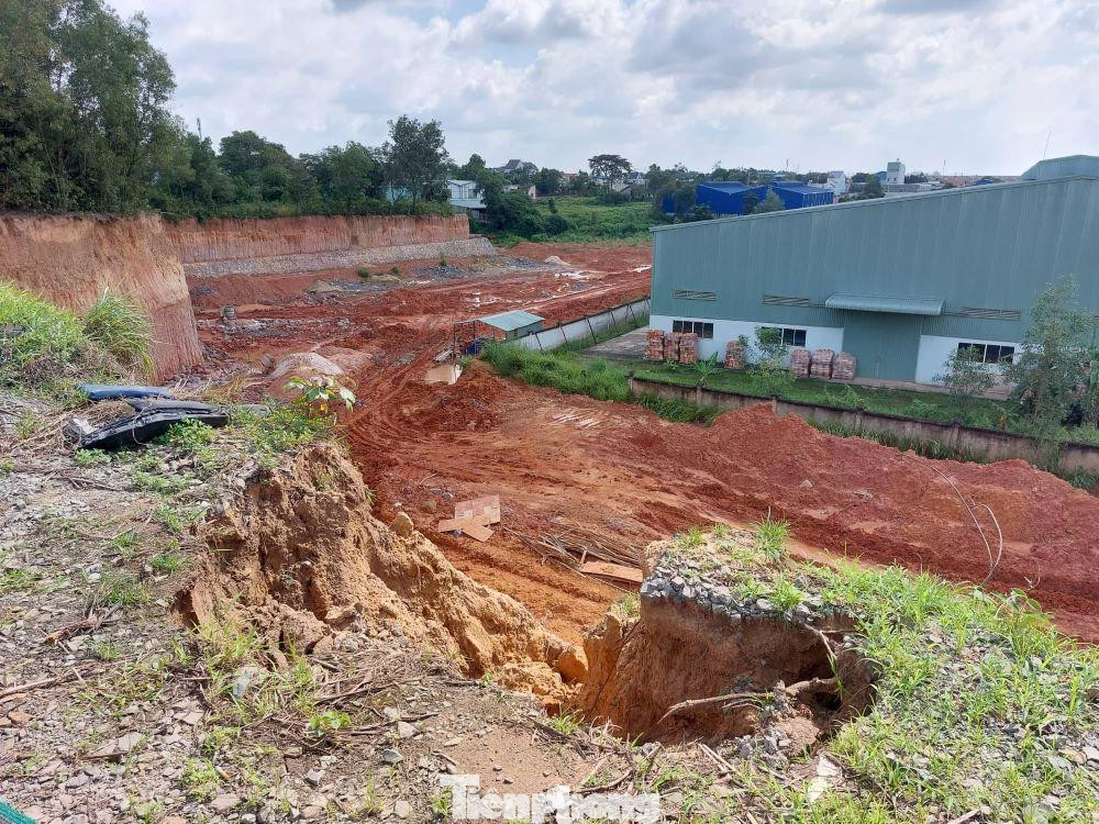 Khu đất bị đào bới rộng hàng nghìn mét vuông