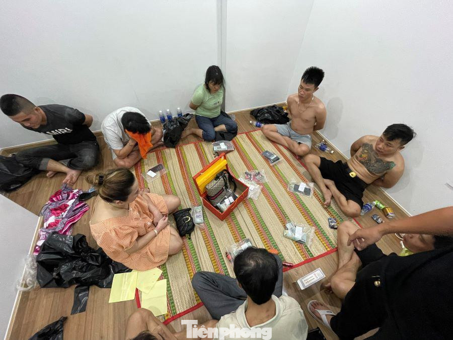 Nhóm đối tượng đang sát phạt nhau thì công an ập vào Nhóm đối tượng đang sát phạt nhau thì công an ập vào