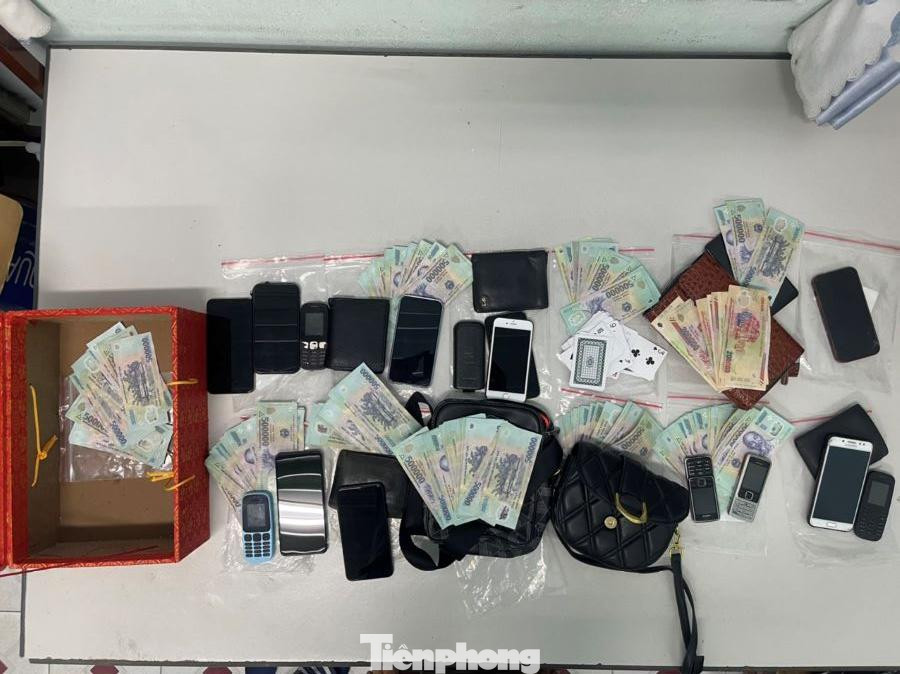 Tang vật công an thu giữ tại hiện trường Tang vật công an thu giữ tại hiện trường