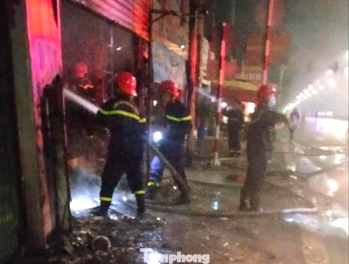 Lực lượng chức năng nỗ lực khống chế lửa Lực lượng chức năng nỗ lực khống chế lửa