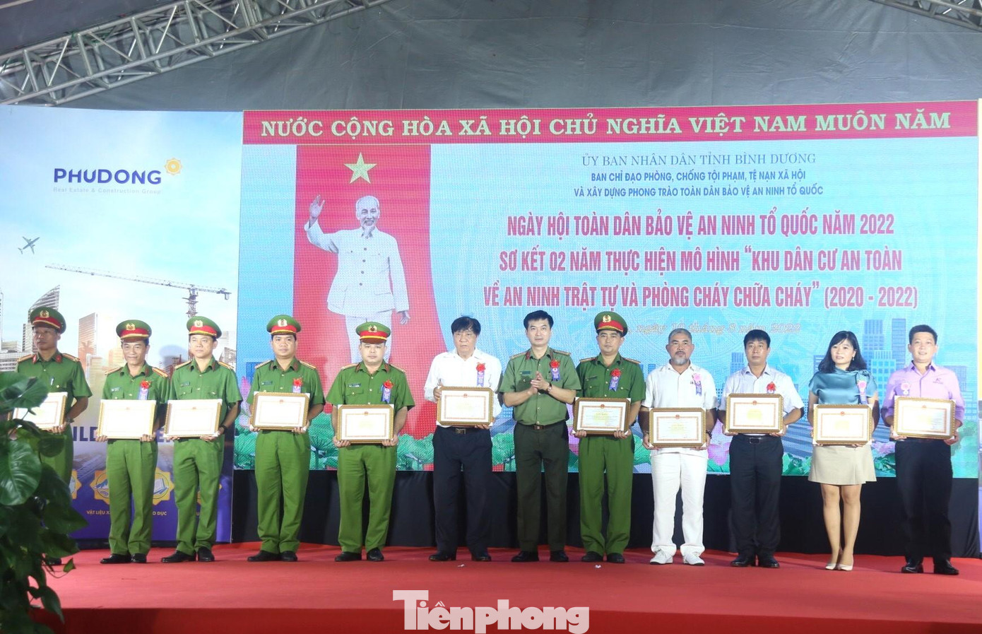 Đại tá Trịnh Ngọc Quyên (giữa) trao khen thưởng cho các tổ chức, cá nhân có thành tích xuất sắc. Đại tá Trịnh Ngọc Quyên (giữa) trao khen thưởng cho các tổ chức, cá nhân có thành tích xuất sắc.