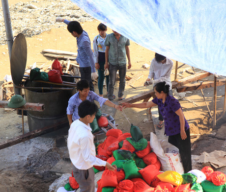 Các bao vải chứa đầy từng loại ngũ cốc được đun trong sáp nến rồi mới đem yểm