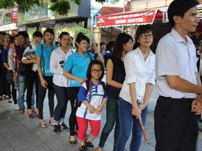 Hà Thị Mai xếp hàng cùng bạn vào viếng thăm Đại tướng