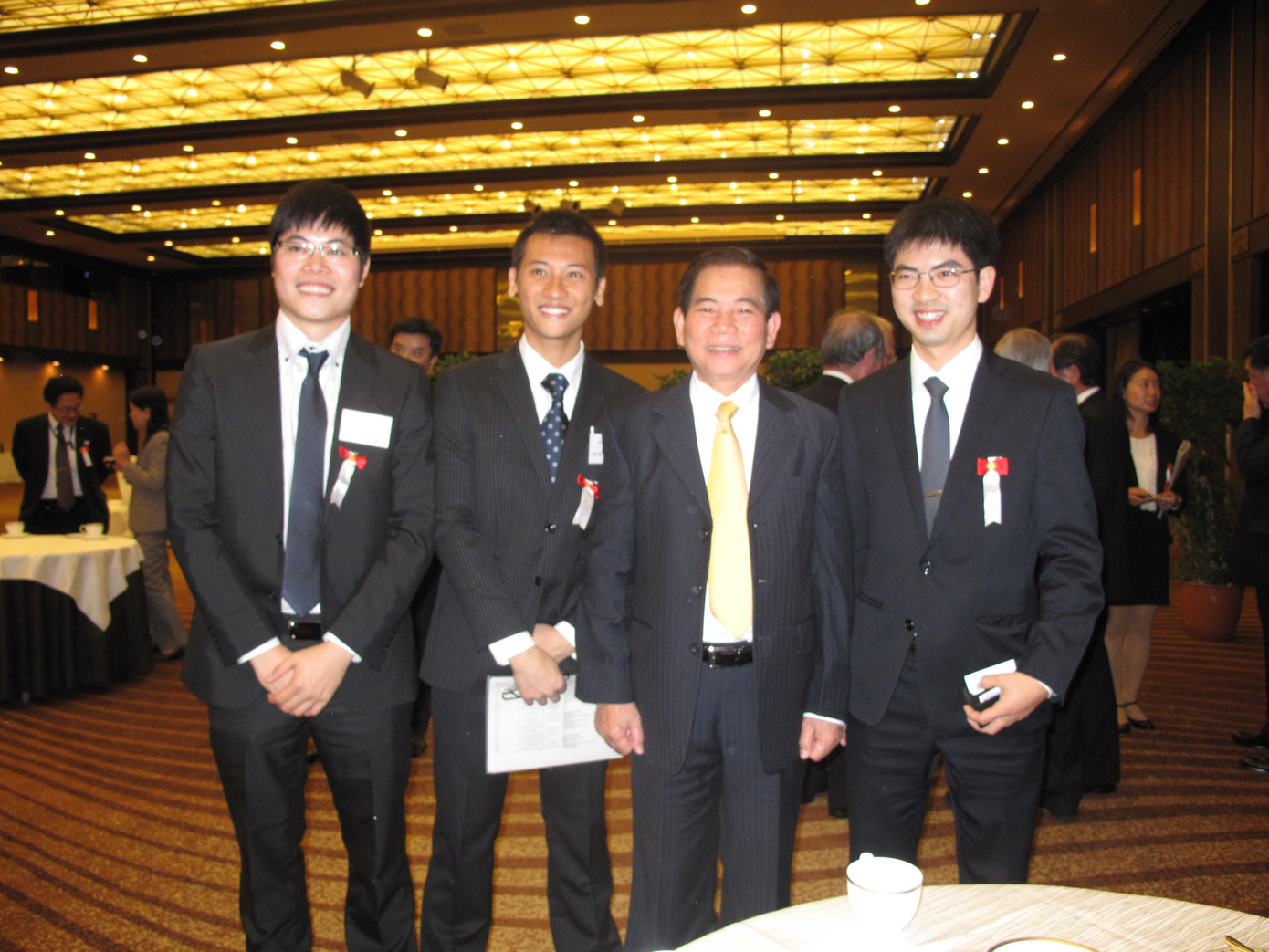 Hà (ngoài cùng bên phải)và các thành viên trong Chi hội VYSA-TOKAI trong buổi đón bác Nguyễn Minh Triết sang thăm tỉnh Aichi vào ngày 14-11-2010. . Hà (ngoài cùng bên phải)và các thành viên trong Chi hội VYSA-TOKAI trong buổi đón bác Nguyễn Minh Triết sang thăm tỉnh Aichi vào ngày 14-11-2010.