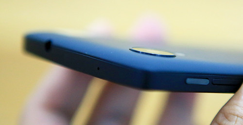  Camera 8 megapixel chống rung quang học lồi lên so với nắp lưng khiến cho cụm camera này dễ trầy xước