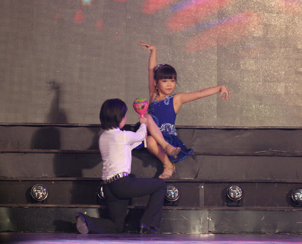 Kết thúc màn biểu diễn là hành động tặng quà là cây kẹo