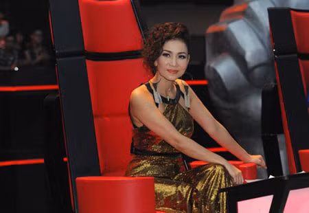 Kể từ khi bị nhắc nhở, Thu Minh ăn mặc có phần chừng mực và kín đáo hơn. Kể từ khi bị nhắc nhở, Thu Minh ăn mặc có phần chừng mực và kín đáo hơn