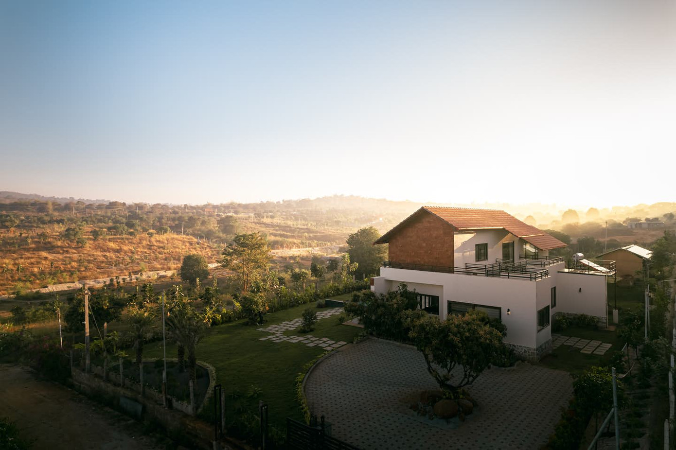 Ánh nắng nhẹ nhàng bao phủ toàn bộ khung cảnh, làm nổi bật vẻ đẹp yên tĩnh, tĩnh lặng và đầy thi vị của không gian sống này.