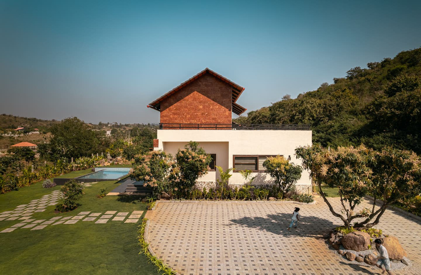 Nằm giữa khu rừng yên bình tại ngôi làng vùng nội địa Ấn Độ - Ishavas hiện lên như một mảnh thiên đường trong lành và yên bình.