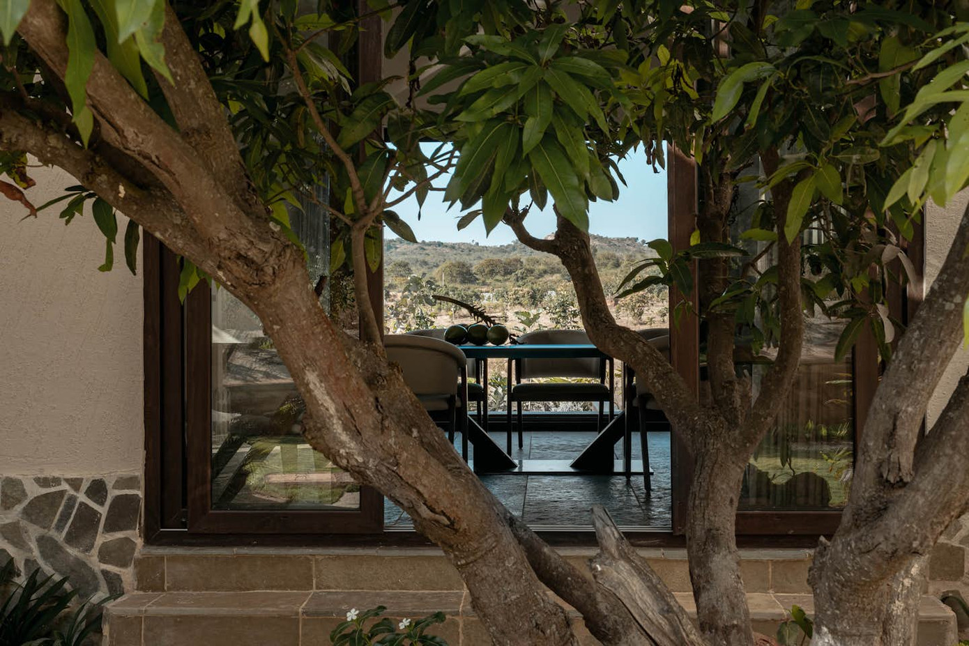 Không gian mở khu nhà bếp là bàn ăn hiện đại, khung cảnh đồi núi hiện lên rõ nét như đang hoà quyện với thiên nhiên.