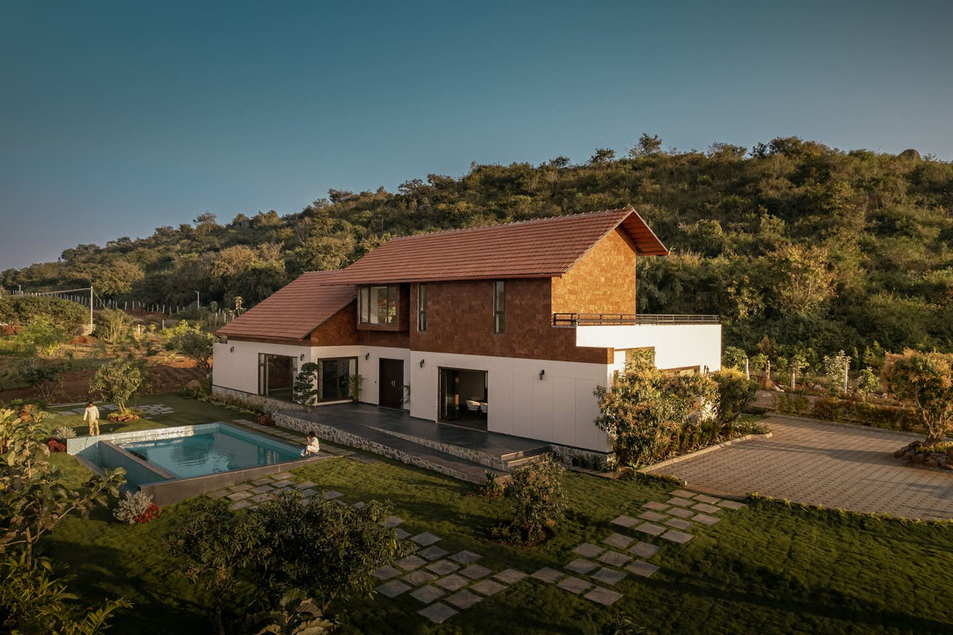 Căn nhà được bố trí theo trục Đông - Tây, mở rộng về phía Bắc với tầm nhìn hướng ra bể bơi.