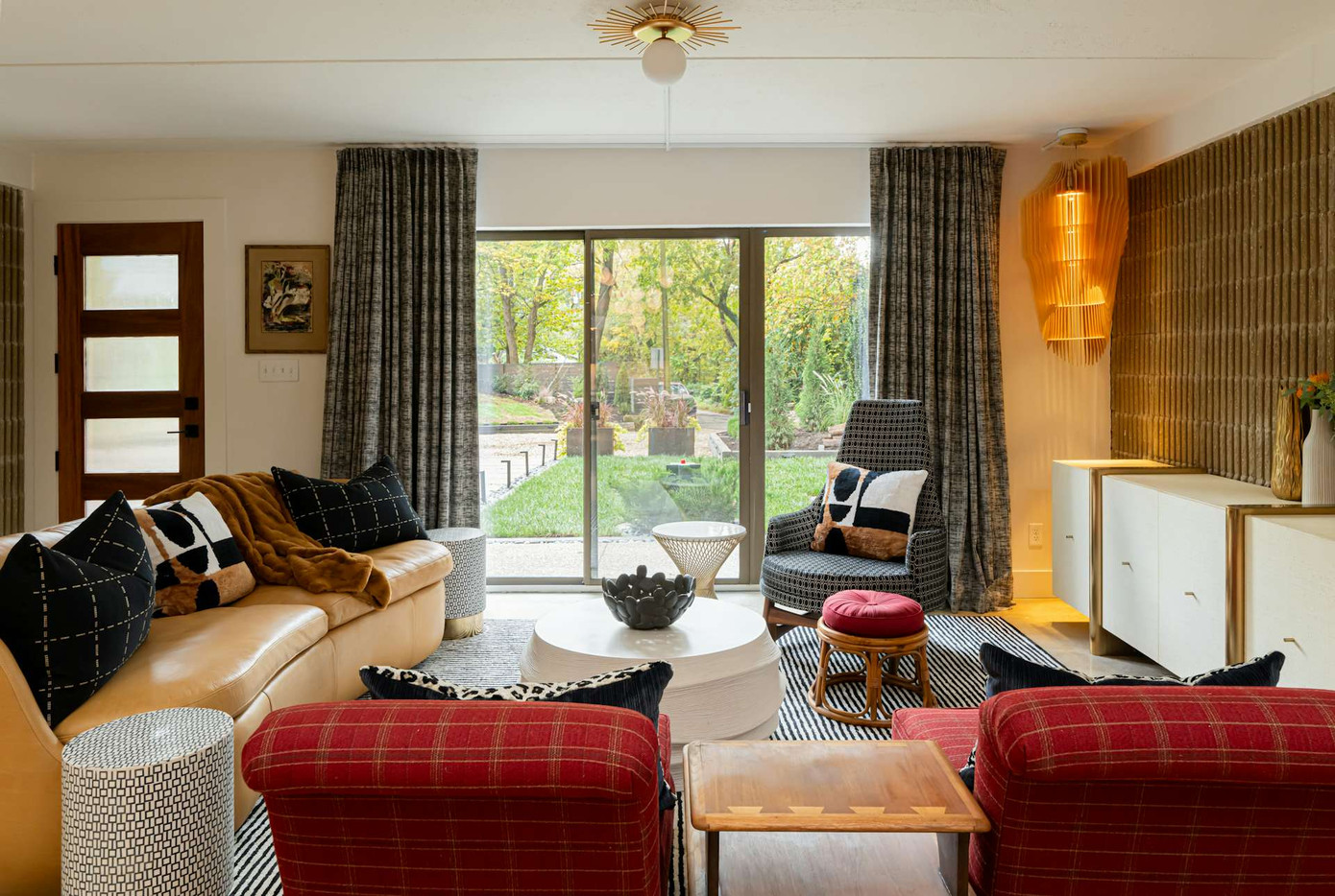 Ngôi nhà này vừa mang nét thẩm mỹ giữa thế kỷ, vừa hướng đến lối sống bền vững. Mái nhà được thiết kế như một 'gác mái năng lượng mặt trời' chạy dọc toàn bộ ngôi nhà, giúp tận dụng tối đa ánh sáng tự nhiên.