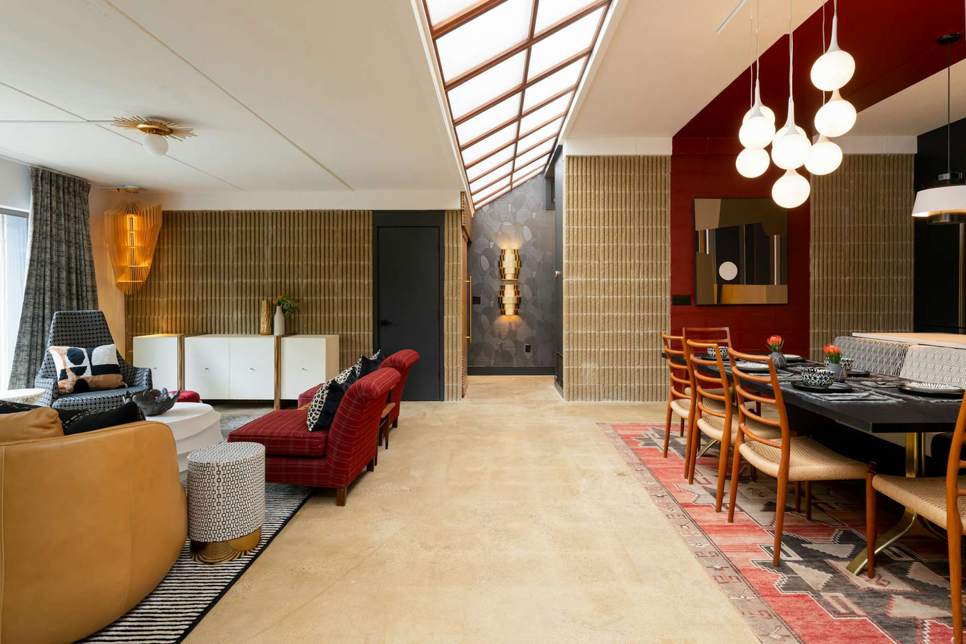 Kiến trúc bền vững với hơn 200 tấn bê tông - ẩn mình giữa sườn đồi Asheville là kiệt tác bền vững với mái năng lượng mặt trời và nội thất giữa thế kỷ đầy phong cách.