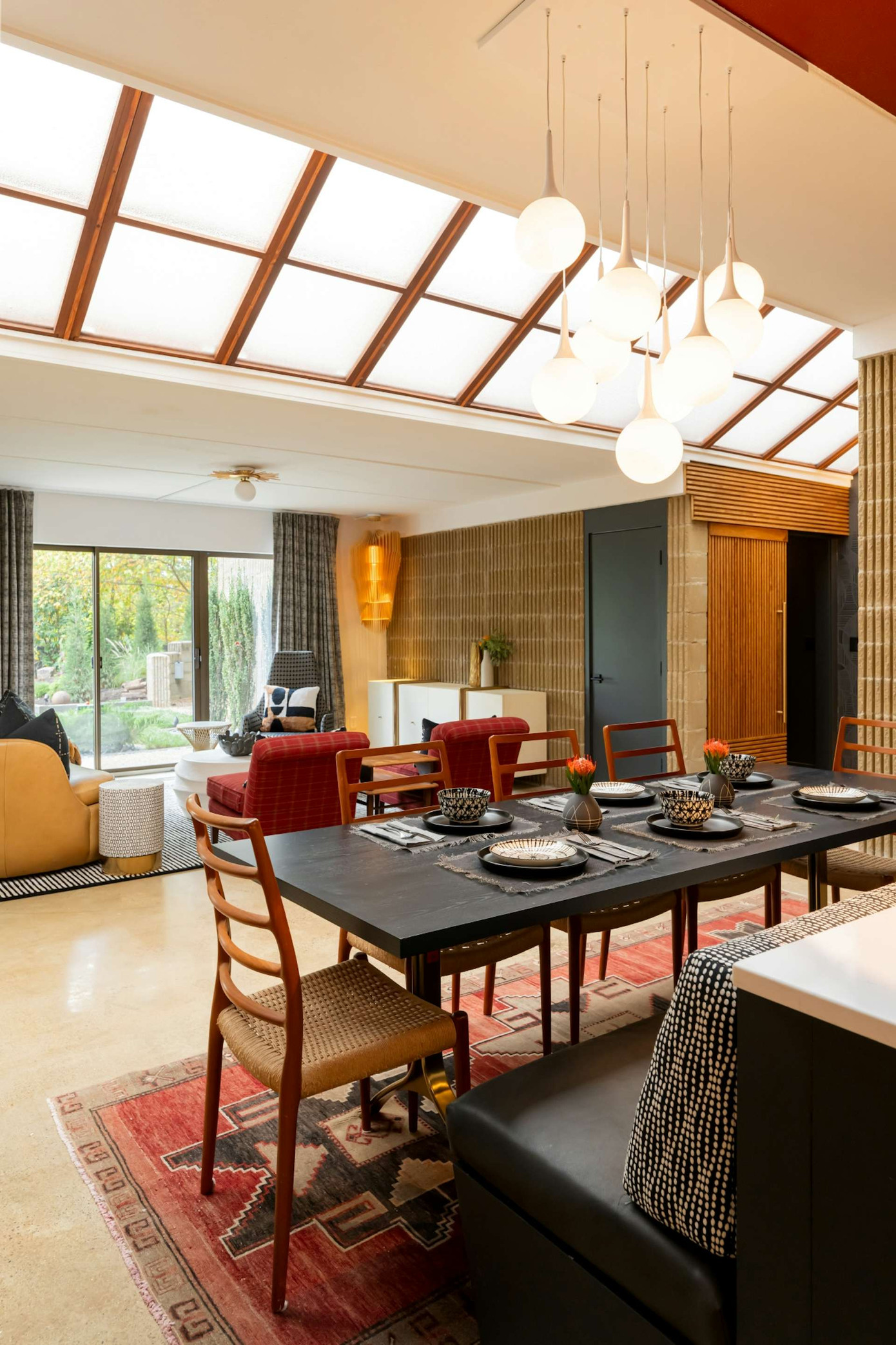 Giếng trời dài khoảng 14,6 mét, còn gọi là cửa sổ trời, giúp mang ánh sáng tự nhiên lan tỏa khắp ngôi nhà.