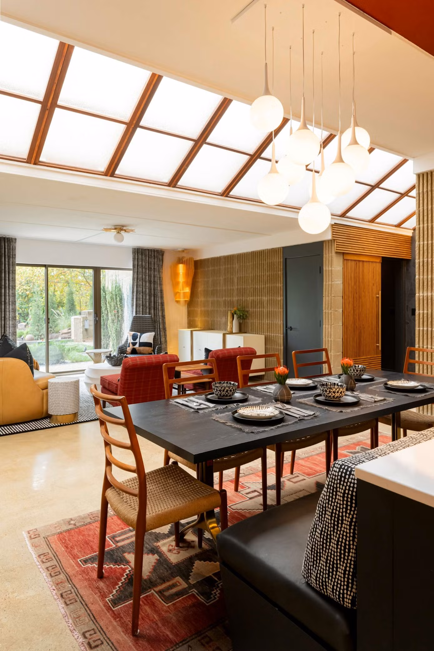 Giếng trời dài khoảng 14,6 mét, còn gọi là cửa sổ trời, giúp mang ánh sáng tự nhiên lan tỏa khắp ngôi nhà.