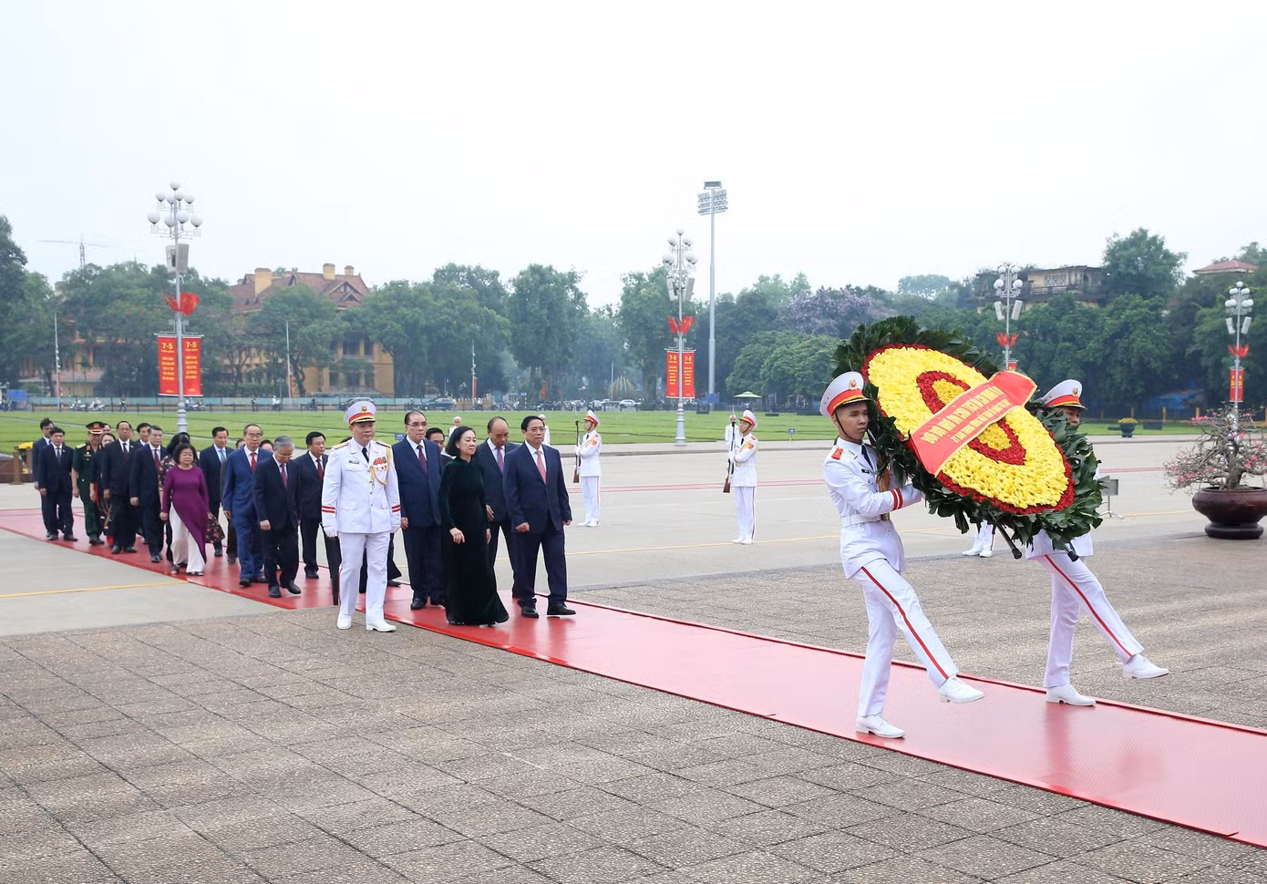 Lãnh đạo Đảng, Nhà nước vào Lăng viếng Chủ tịch Hồ Chí Minh.