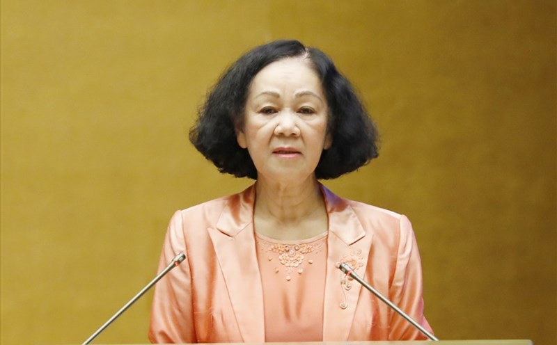 Thường trực Ban Bí thư - Trưởng ban Tổ chức Trung ương Trương Thị Mai, thay mặt Bộ Chính trị ký ban hành Quy định số 142.