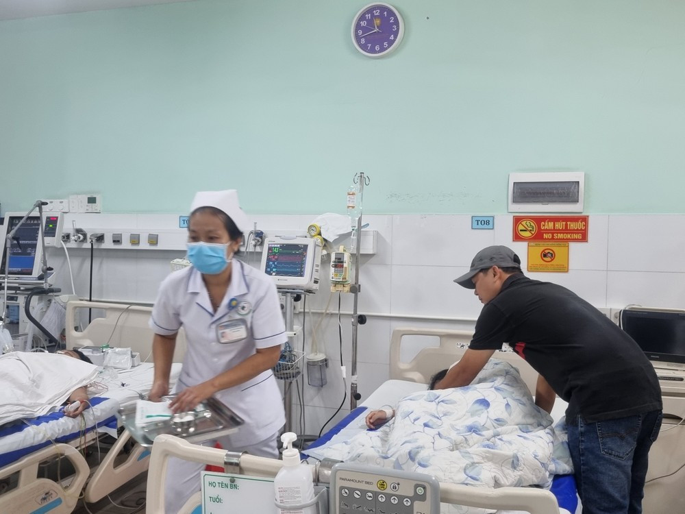 Các bệnh nhân trong vụ ngộ độc bánh mỳ ở Đồng Nai đang được điều trị tại bệnh viện. Các bệnh nhân trong vụ ngộ độc bánh mỳ ở Đồng Nai đang được điều trị tại bệnh viện.