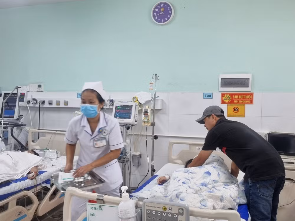 Các bệnh nhân trong vụ ngộ độc bánh mỳ ở Đồng Nai đang được điều trị tại bệnh viện.