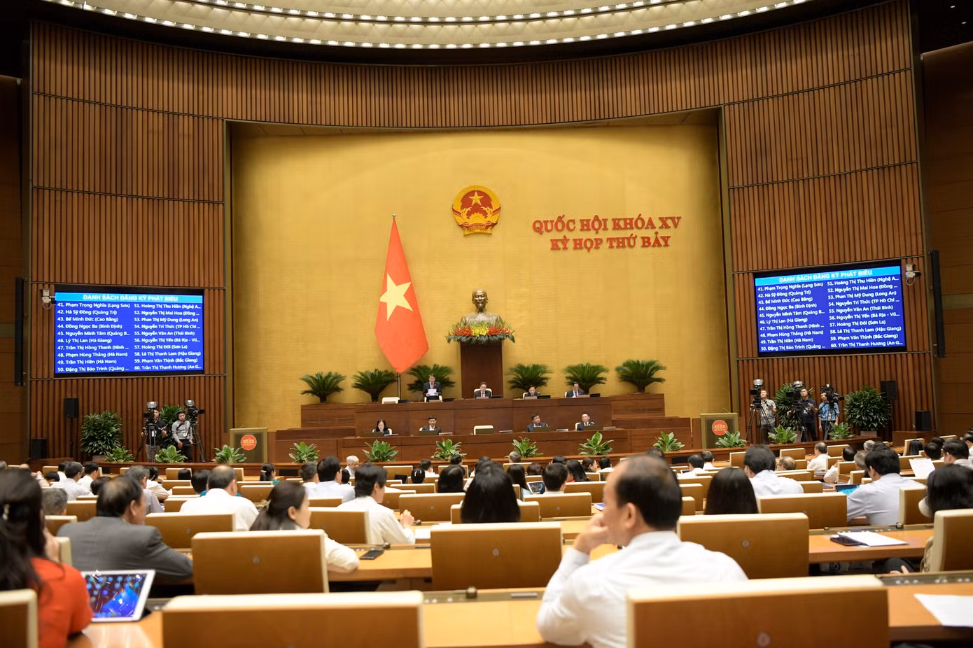 Quốc hội thảo luận về tình hình kinh tế, xã hội. Ảnh: Như Ý