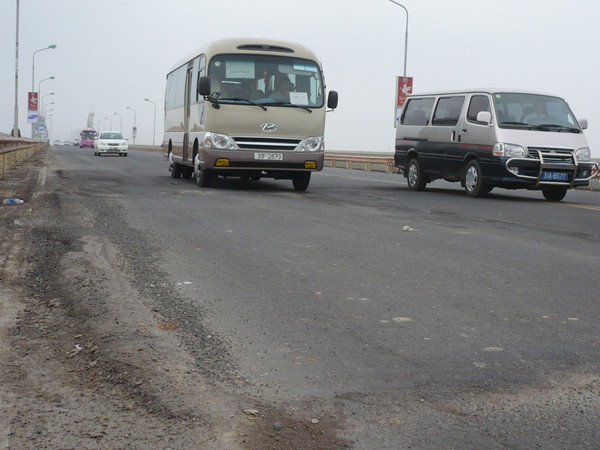 Không chỉ xẻ rãnh, mặt cầu Thăng Long hiện còn xuất hiện nhiều bờ sống trâu. Ảnh: Trọng Đảng