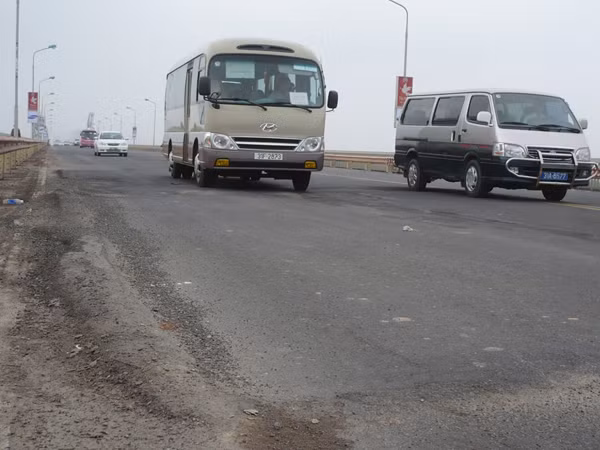 Không chỉ xẻ rãnh, mặt cầu Thăng Long hiện còn xuất hiện nhiều bờ sống trâu. Ảnh: Trọng Đảng