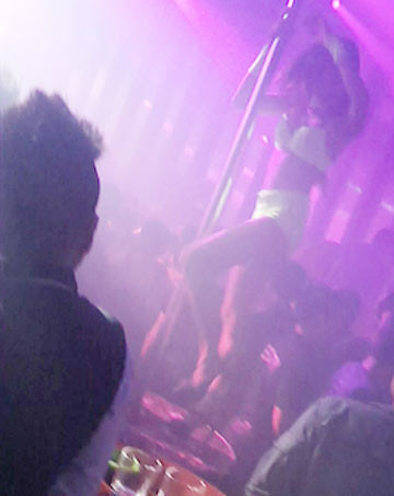 Múa cột trong quán bar trá hình MTM. Ảnh: DĐ