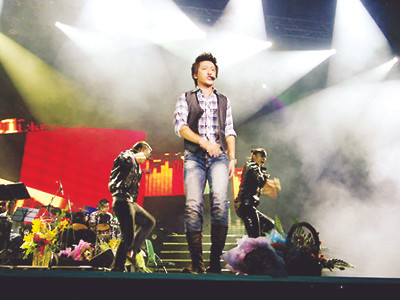 Tuấn Hưng trên sân khấu