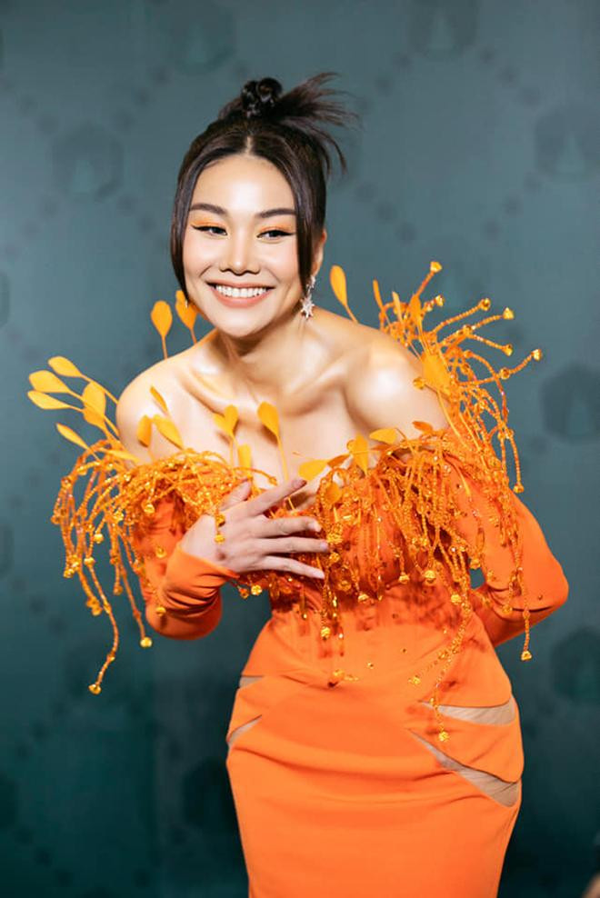 Người đẹp cũng rất tinh tế khi chọn cách trang điểm ton-sur-ton với màu váy.