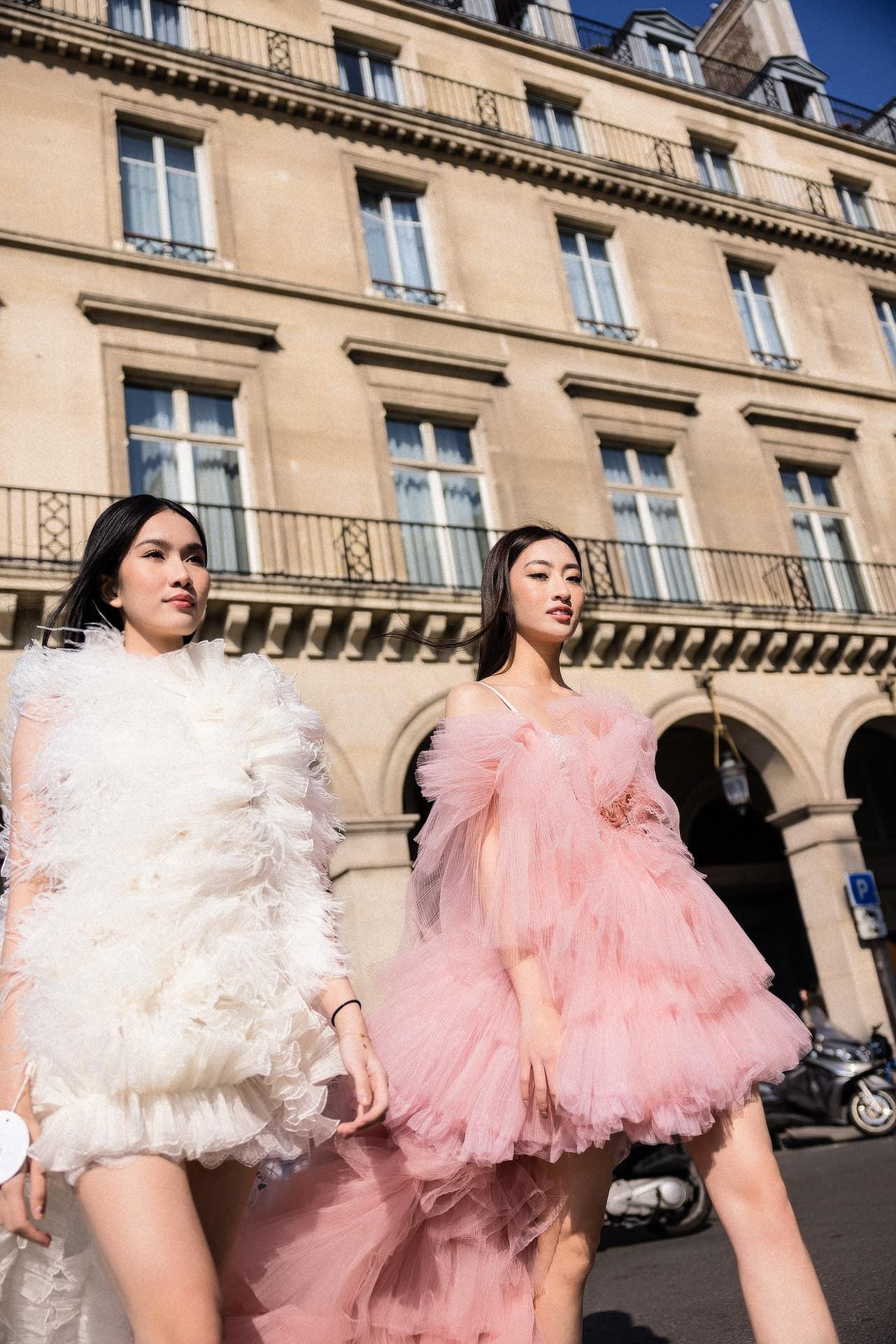 Lương Thùy Linh, Phương Anh sải bước ấn tượng trên đường phố với những bộ váy voan bay bổng.