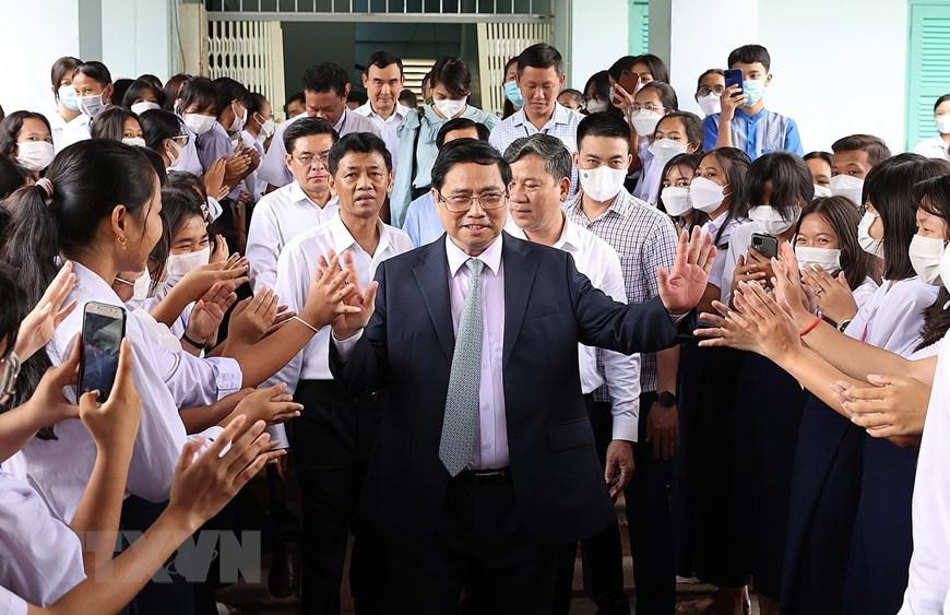 Thủ tướng cũng mong muốn các thầy cô giáo và học sinh trường Huỳnh Cương sẽ phát huy truyền thống, phát triển toàn diện, đạt được nhiều kết quả tốt hơn nữa trong dạy và học.(Ảnh: Dương Giang-TTXVN) Thủ tướng cũng mong muốn các thầy cô giáo và học sinh trường Huỳnh Cương sẽ phát huy truyền thống, phát triển toàn diện, đạt được nhiều kết quả tốt hơn nữa trong dạy và học.(Ảnh: Dương Giang-TTXVN)