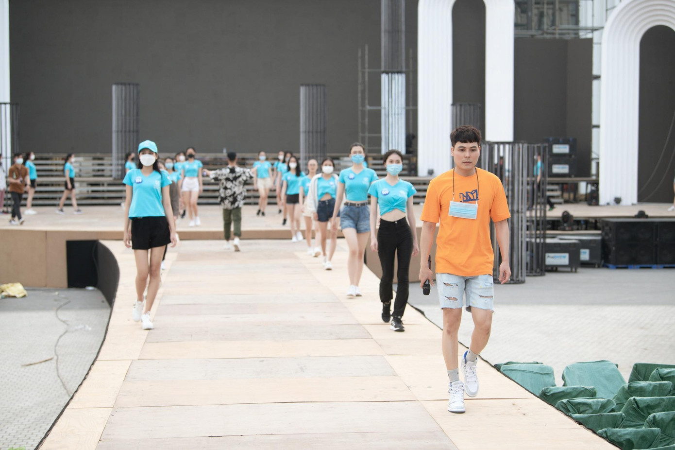 Đêm chung khảo hứa hẹn sẽ vô cùng hấp dẫn với sân khấu nghệ thuật tràn ngập âm nhạc và ánh sáng hoành tráng. Đêm chung khảo hứa hẹn sẽ vô cùng hấp dẫn với sân khấu nghệ thuật tràn ngập âm nhạc và ánh sáng hoành tráng.