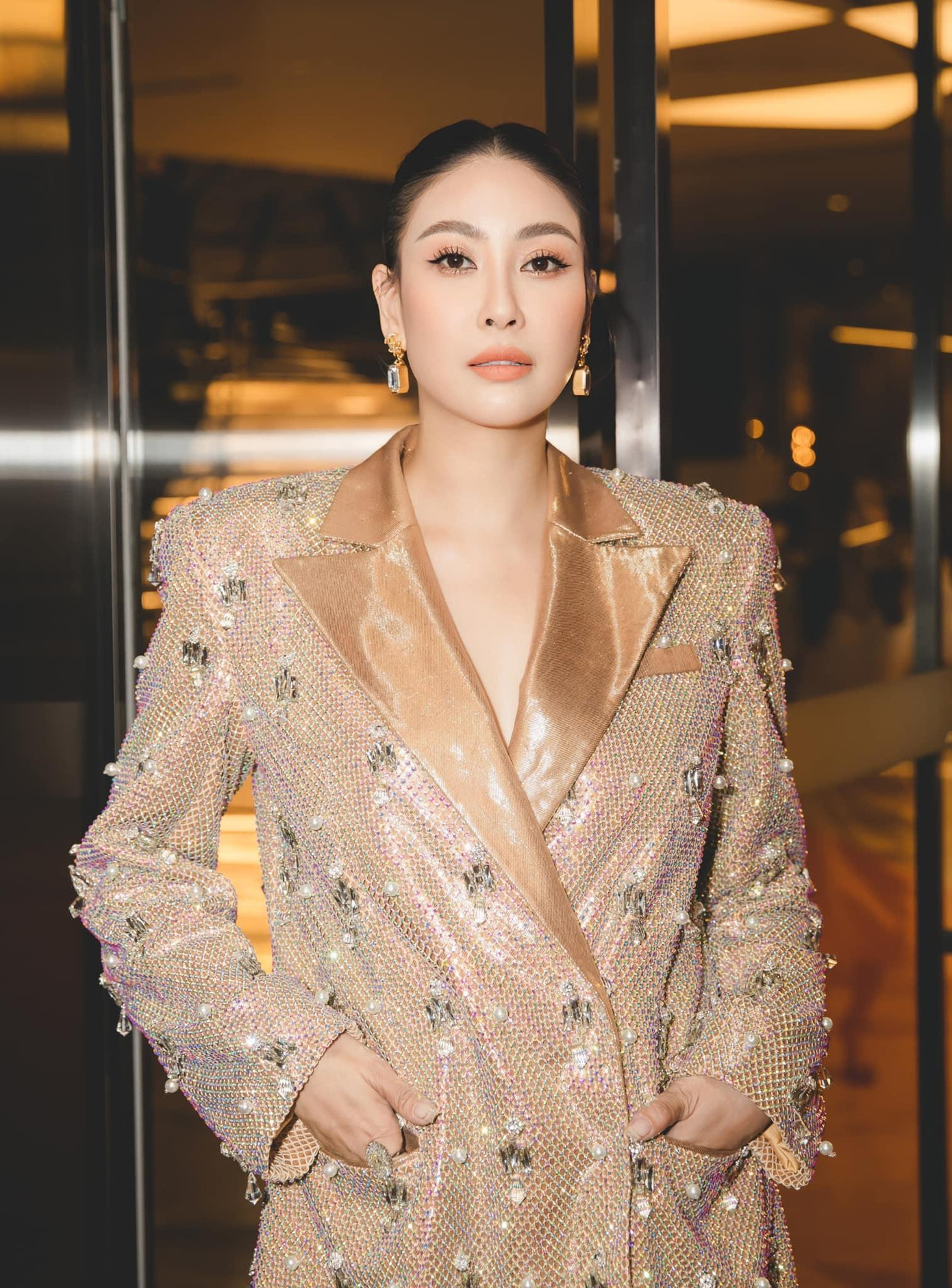 Hoa hậu Hà Kiều Anh cá tính với bộ vest oversize đính kết cầu kỳ.