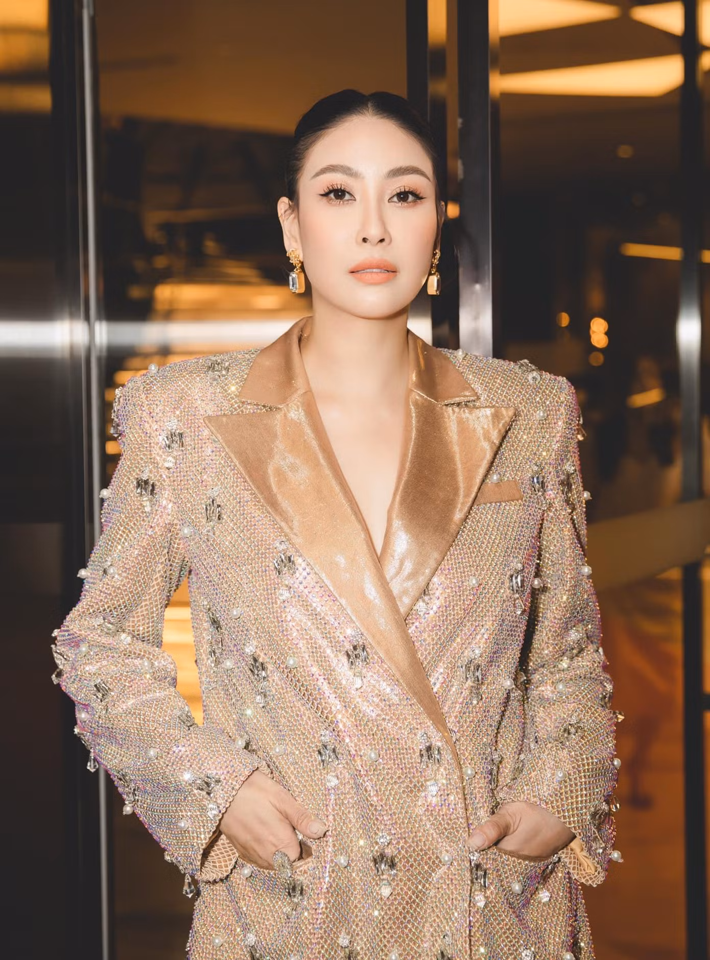 Hoa hậu Hà Kiều Anh cá tính với bộ vest oversize đính kết cầu kỳ.