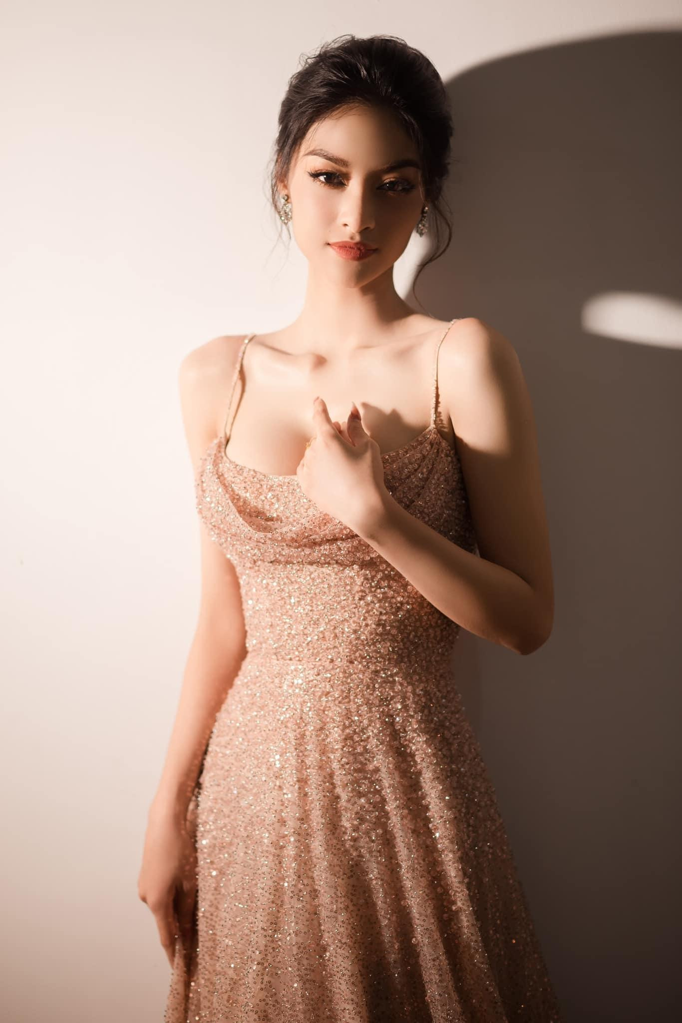 Á hậu Kiều Loan diện váy sequin lấp lánh, khoe vai trần gợi cảm.