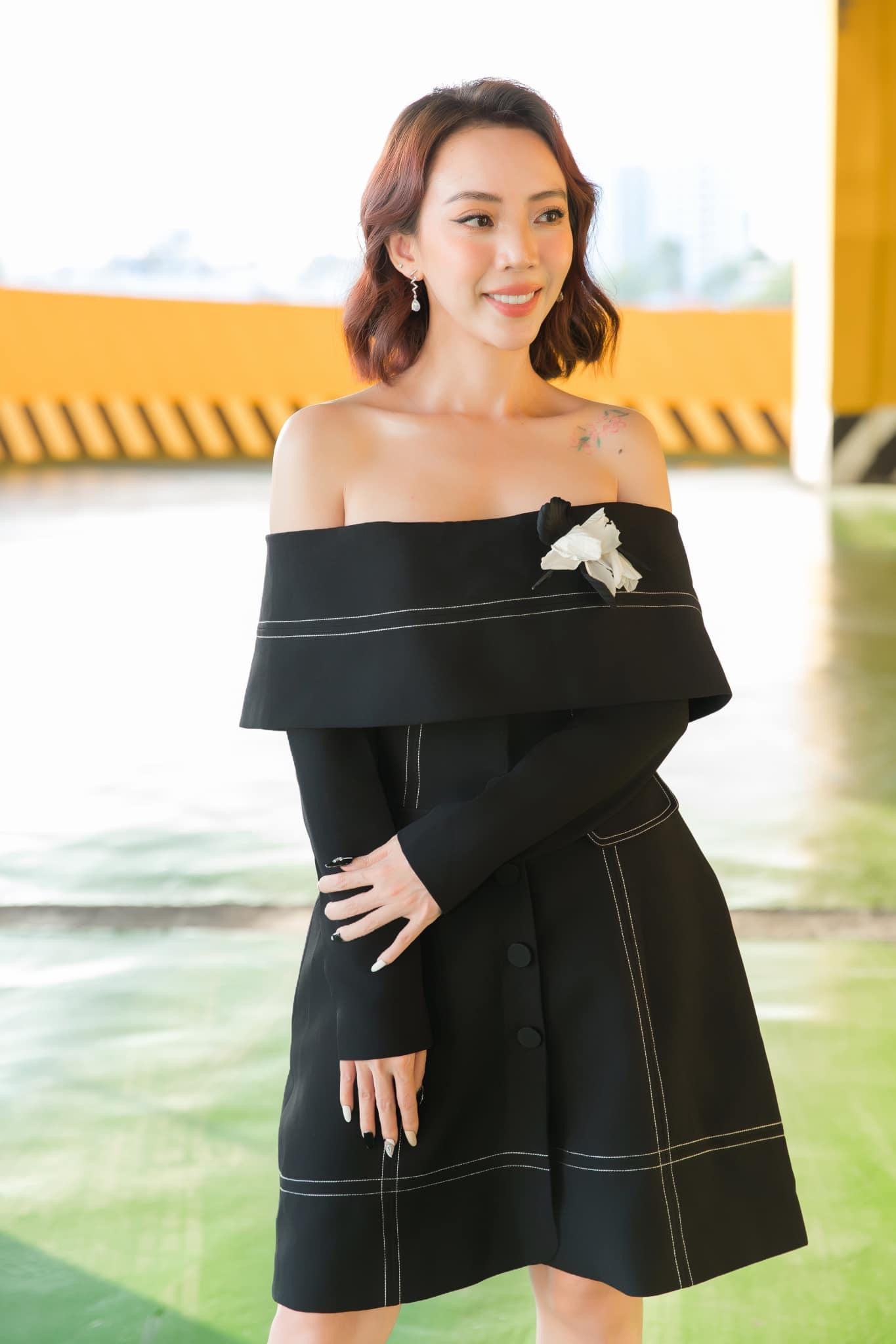 Sở hữu bờ vai thon nhỏ nhắn nên thiết kế đã mang lại vẻ thướt tha, yêu kiều cho nữ diễn viên. Sở hữu bờ vai thon nhỏ nhắn nên thiết kế đã mang lại vẻ thướt tha, yêu kiều cho nữ diễn viên.