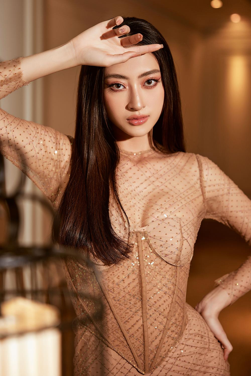 Thiết kế mỏng như sương với phần nội y màu nude bên trong được thiết kế theo kiểu áo corset.