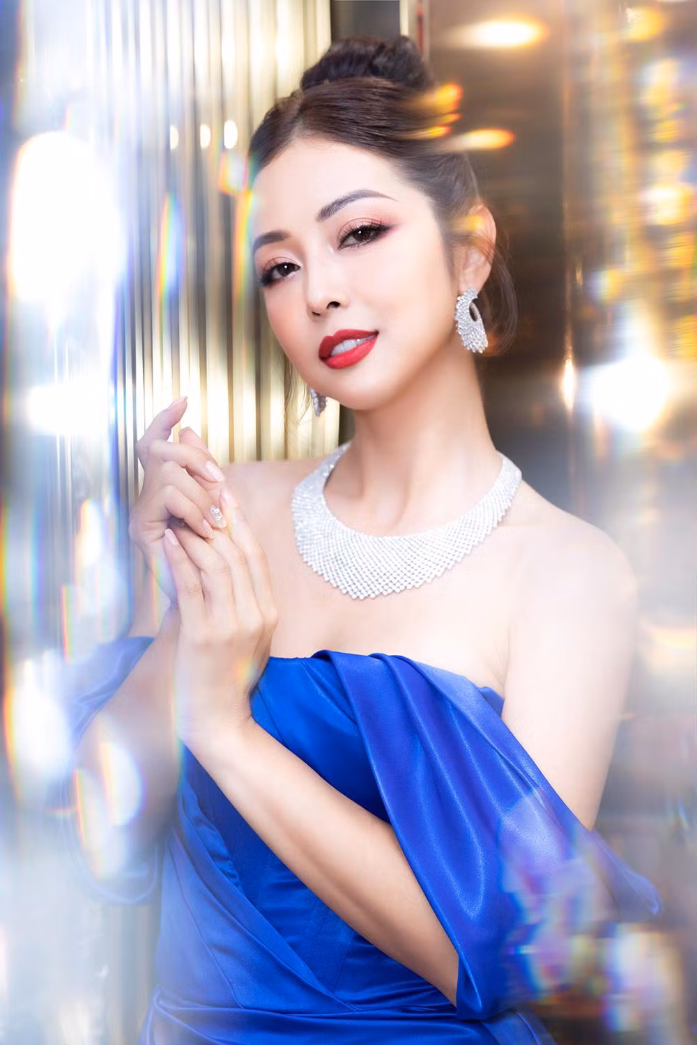 Diện bộ váy lụa màu xanh kiểu trễ vai gợi cảm, Jennifer Phạm khoe nhan sắc yêu kiều.