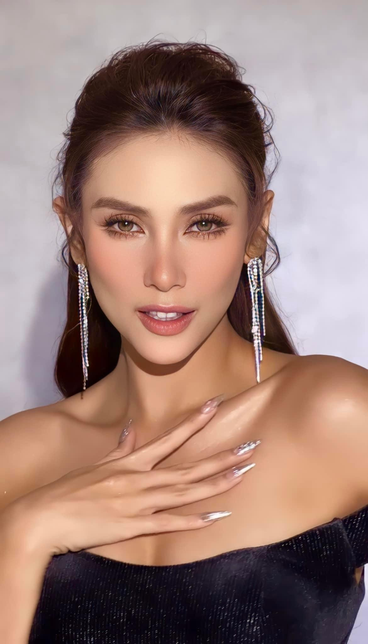 Á hậu Võ Hoàng Yến diện váy cúp ngực nóng bỏng.