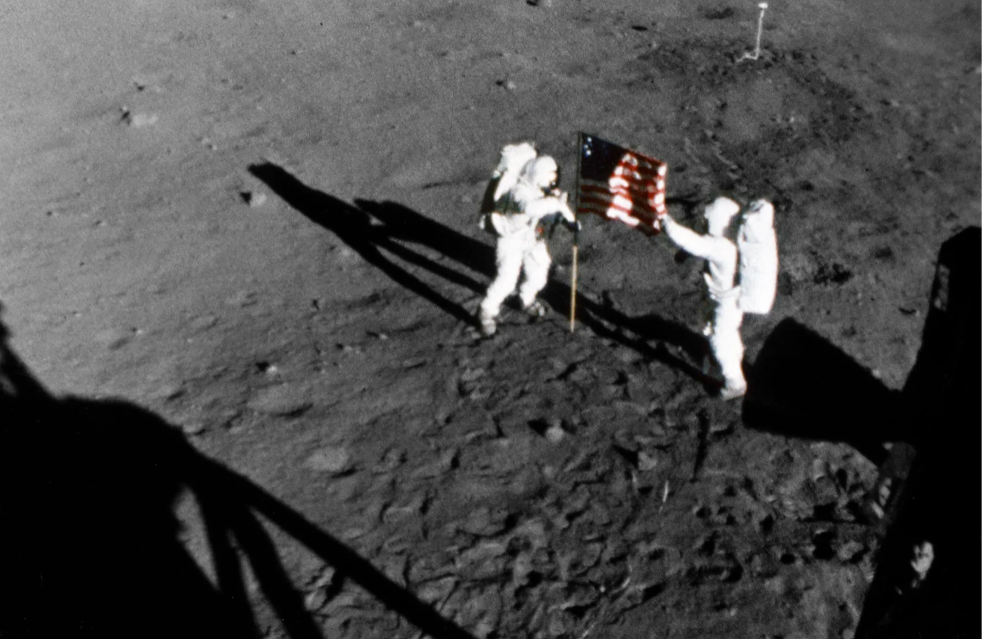 Phi hành gia người Mỹ, Buzz Aldrin và Neil Armstrong trên Mặt Trăng vào năm 1969. Ảnh: Universal Images Grou.