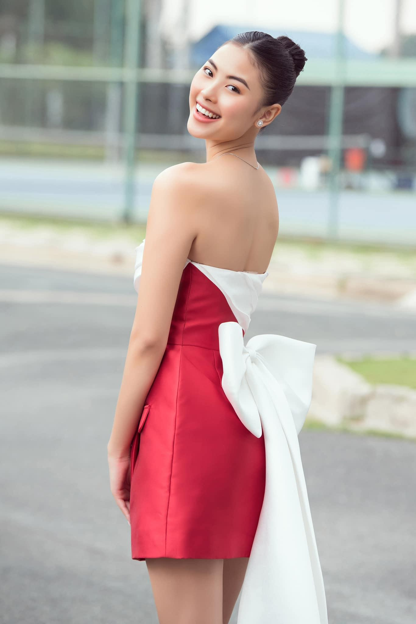 Người đẹp Biển Đào Thị Hà khoe vai trần quyến rũ với váy đính nơ yêu kiều.