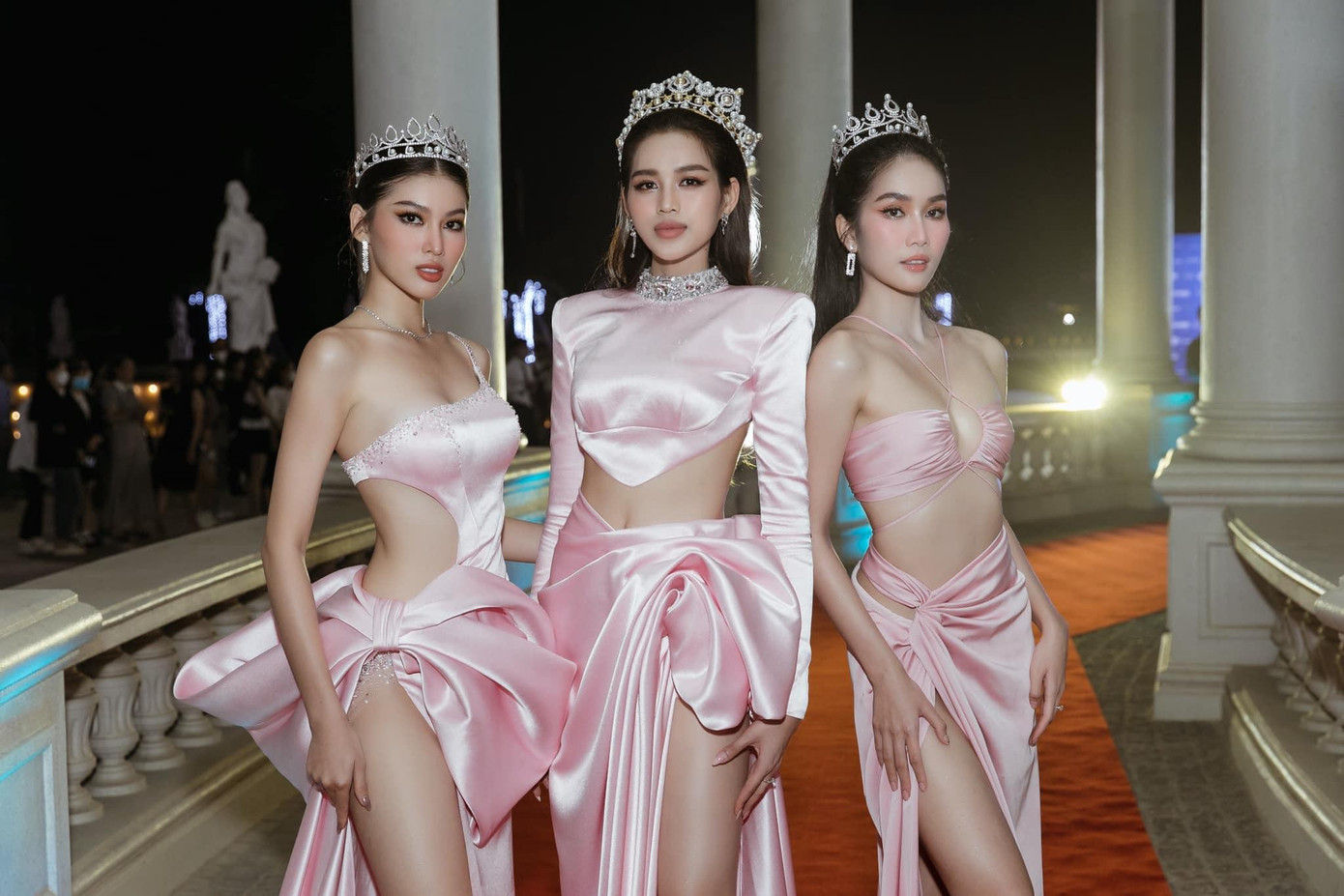 Mới đây khi xuất hiện tại đêm chung khảo Miss World Vietnam 2022, top 3 Hoa hậu Việt Nam 2020 khiến fans trầm trồ với phong cách thời trang đồng điệu và nóng bỏng.