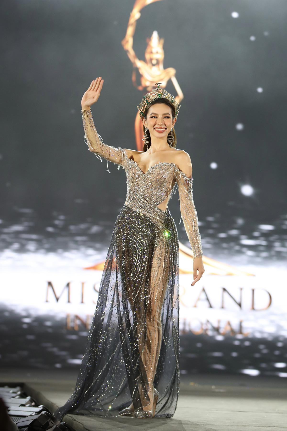 Tuy nhiên trong buổi tiệc chào mừng sau đăng quang ở TP. HCM, Thuỳ Tiên quyết định mặc lại thiết kế ấn tượng này.