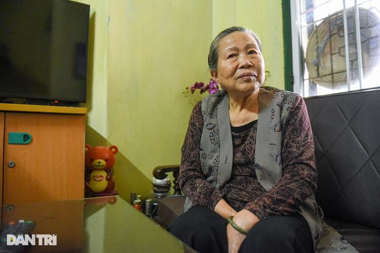 Theo bà Thực, những người ở thế hệ của bà và thời điểm mà bà sinh sống mọi người đều không quan trọng chuyện đất đai. Nếu là cán bộ nhà nước thì được cấp đất, nếu không cũng chỉ phải chi trả một số tiền nhỏ để mua đất, làm nhà, an cư lạc nghiệp. Theo bà Thực, những người ở thế hệ của bà và thời điểm mà bà sinh sống mọi người đều không quan trọng chuyện đất đai. Nếu là cán bộ nhà nước thì được cấp đất, nếu không cũng chỉ phải chi trả một số tiền nhỏ để mua đất, làm nhà, an cư lạc nghiệp.