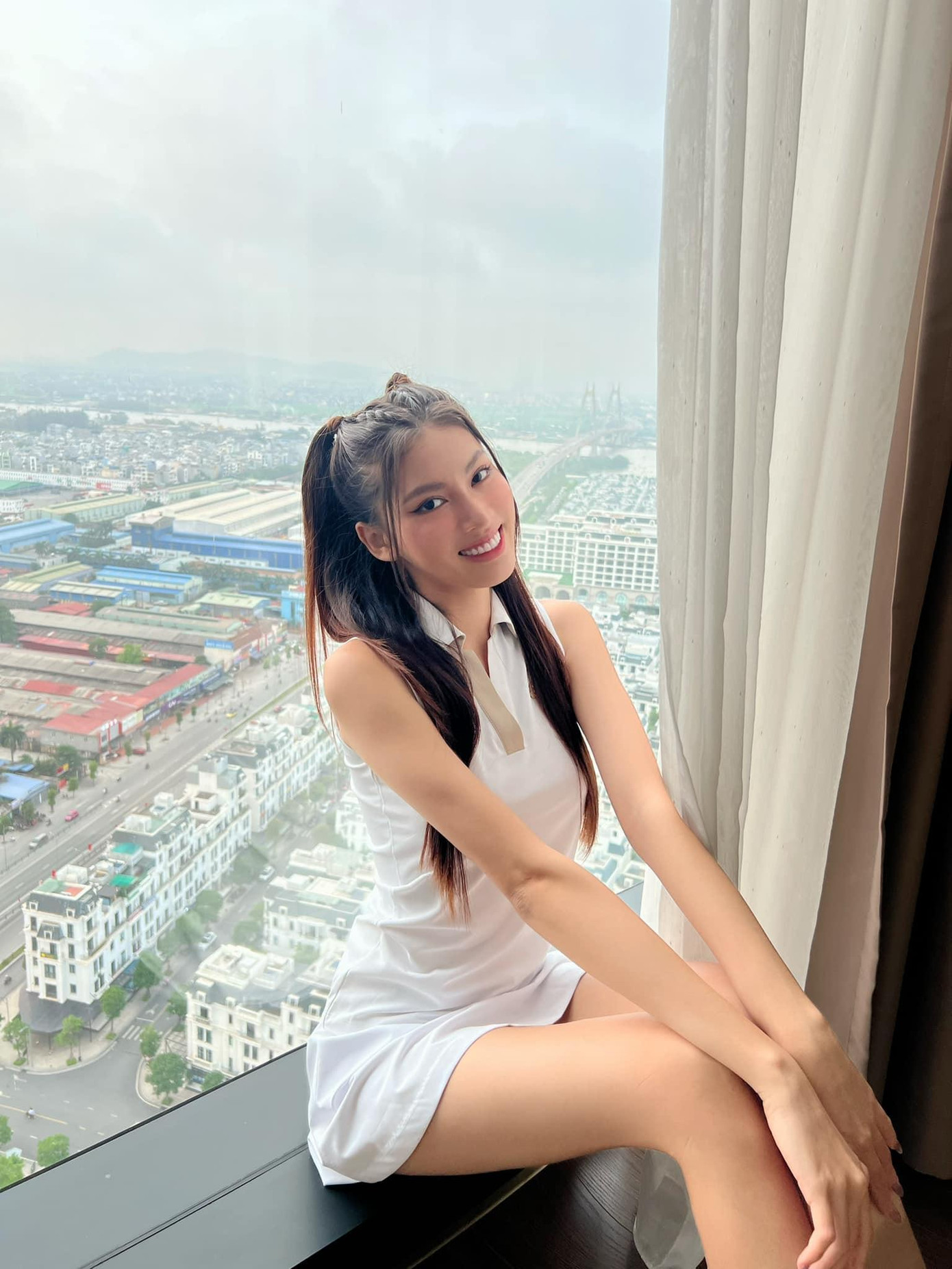 Á hậu Ngọc Thảo khoe đôi chân dài 1m11 quyến rũ.