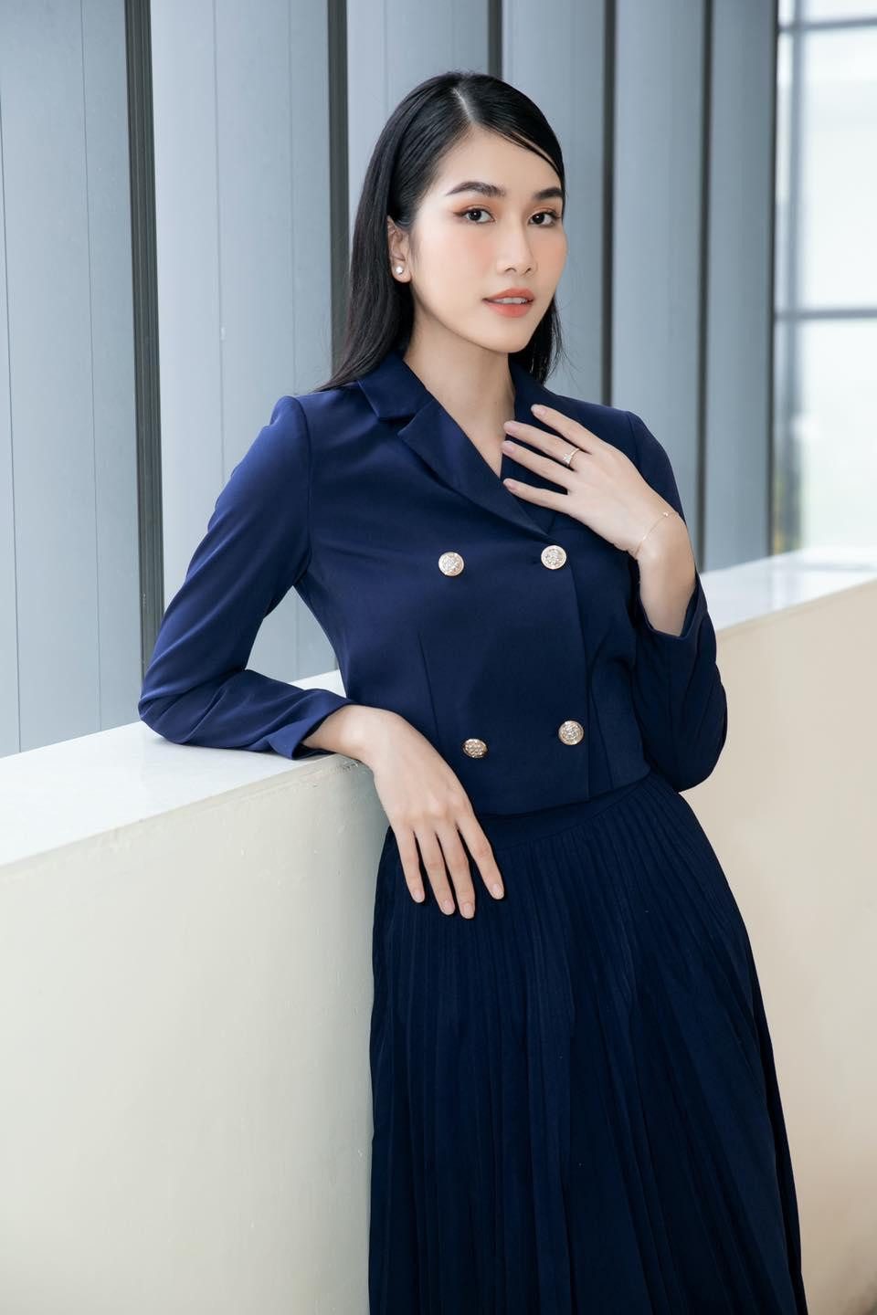 Á hậu Phương Anh kín đáo, thanh lịch với style công sở.