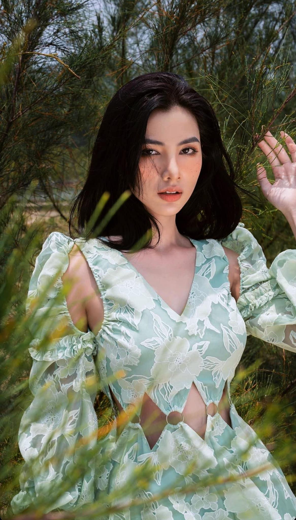 Người đẹp Cẩm Đan mặc váy cut-out khoe eo thon. Người đẹp Cẩm Đan mặc váy cut-out khoe eo thon.